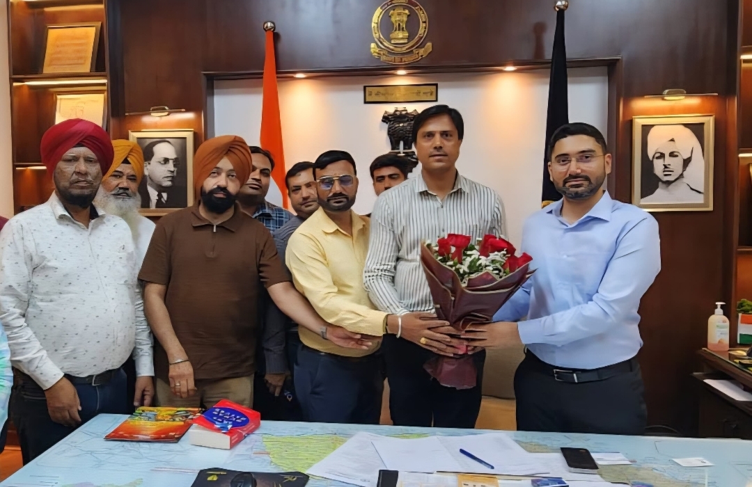 पत्रकारों की प्रसिद्ध संस्था Digital Media Association (DMA) ने फूलों का गुलदस्ता भेंट कर जालंधर के नए डिप्टी कमिश्नर IAS Varjeet Walia का किया स्वागत