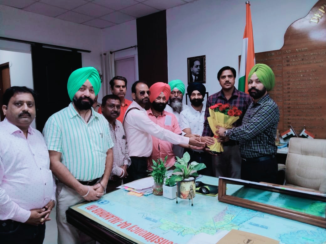 पत्रकारों की प्रसिद्ध संस्था Digital Media Association(DMA) ने फूलों का गुलदस्ता भेंट कर जालंधर के नए डिप्टी कमिश्नर का किया स्वागत, DC जसप्रीत सिंह बोले- पत्रकारों की हरेक समस्या को पहल के आधार पर करेंगे हल