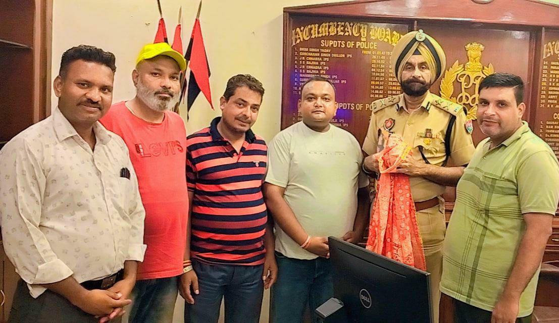जय माँ चिन्तपूर्णी नौजवान सभा अमरीक नगर रजि: ने 12 वें वार्षिक लंगर हेतु जालन्धर के पुलिस कमिश्नर सरदार गुरशरण सिंह संधू को चुनरी पहना कर दिया निमंत्रण पत्र