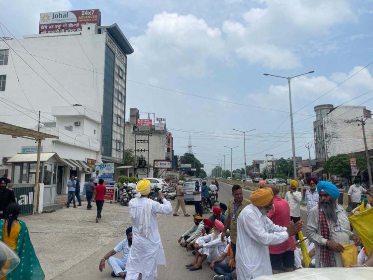 विवादों से सुर्खियां पाने वाले Johal Hospital पर कार्रवाई को लेकर पूर्व सैनिकों ने PAP चौक में दिया धरना