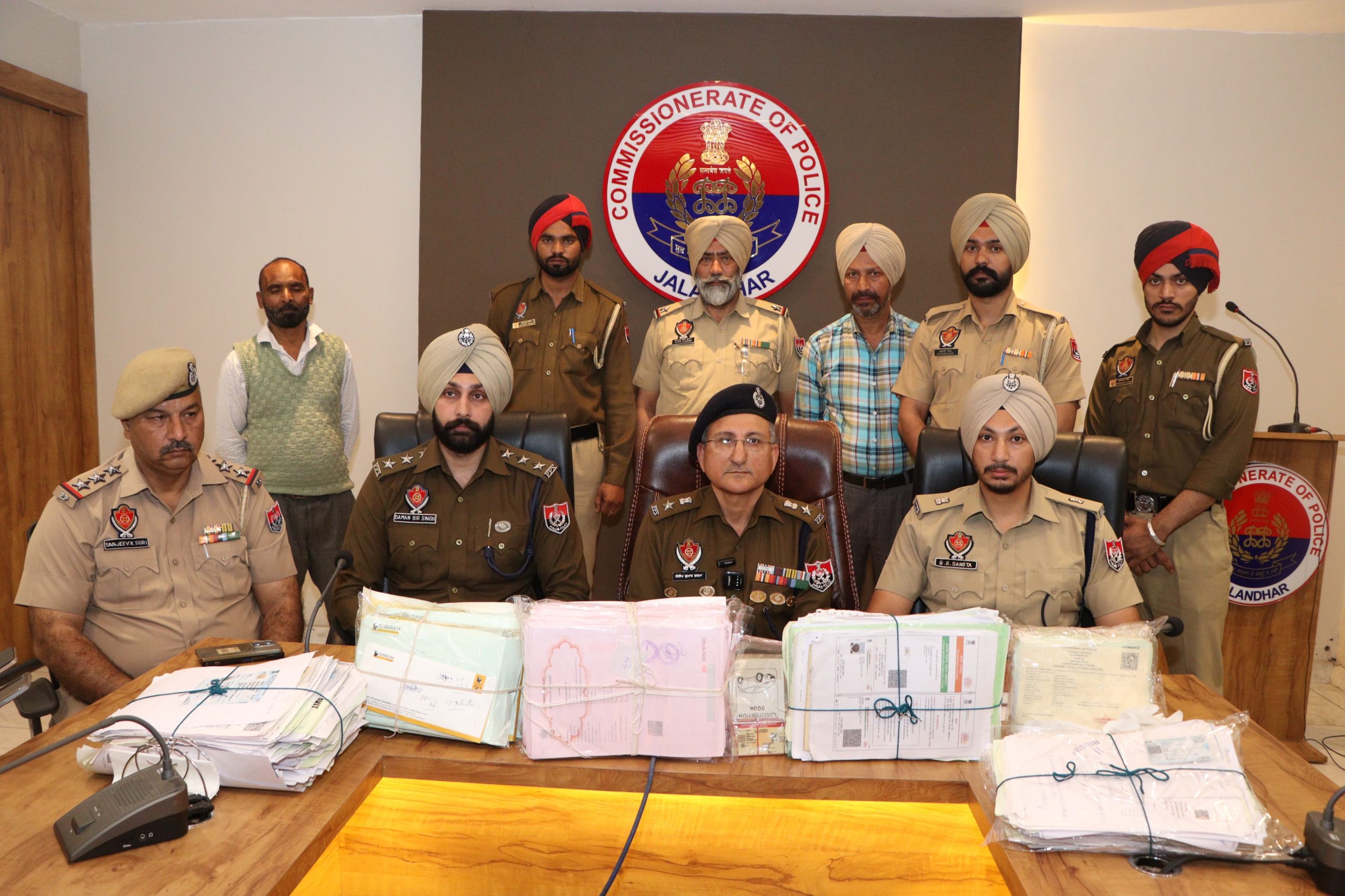 जालंधर कमिश्नरेट पुलिस ने फर्जी ड्राइविंग लाइसेंस और आरसी बनाने वाले गिरोह का भंडाफोड़ कर एक बड़े घोटाले का पर्दाफाश किया 159 बीमा प्रमाणपत्र, 222 वाहन प्रमाणपत्र, 57 आरसी ट्रांसफल फाइलें, 35 आरसी और 180 आवेदन पत्र समेत एक गिरफ्तार
