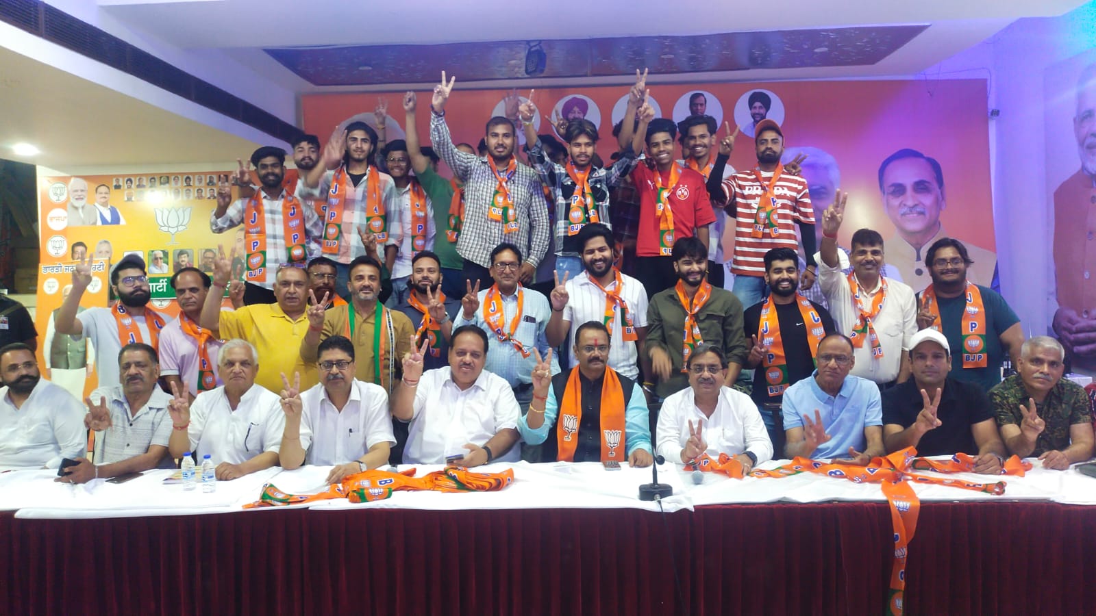 भाजपा का झंडा थामने के लिए दर्जनों युवा हुए भाजपा में शामिल,जीतू भाई ने सभी को ने सिरोपा पहनाकर भाजपा की सदस्यता ग्रहण करवाई 