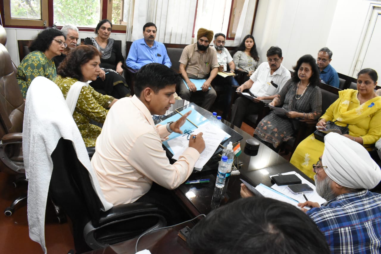 बरसात का मौसम शुरू होते ही डिप्टी कमिशनर ने डेंगू, मलेरिया, चिकनगुनिया से निपटने के लिए तैयारियों का लिया जायज़ा