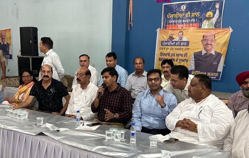 ‘आप दी सरकार, आप दे द्वार’ पहल से लोगों को उनके दरवाजे पर मिल रही सरकारी सेवाएं: महिंद्र भगत
