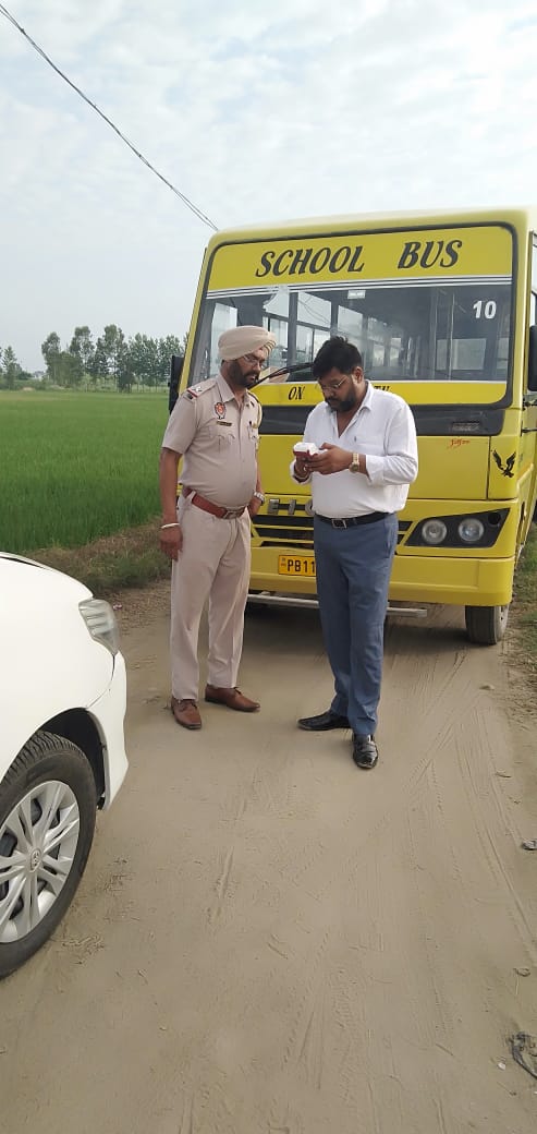 ਚੈਕਿੰਗ ਦੌਰਾਨ 12 ਸਕੂਲੀ ਵਾਹਨਾਂ ਦੇ ਚਲਾਨ,ਬੱਚਿਆਂ ਦੀ ਸੁਰੱਖਿਆ ਨਾਲ ਕਿਸੇ ਕਿਸਮ ਦਾ ਸਮਝੌਤਾ ਬਰਦਾਸ਼ਤ ਨਹੀਂ : ਆਰ.ਟੀ.ਓ.
