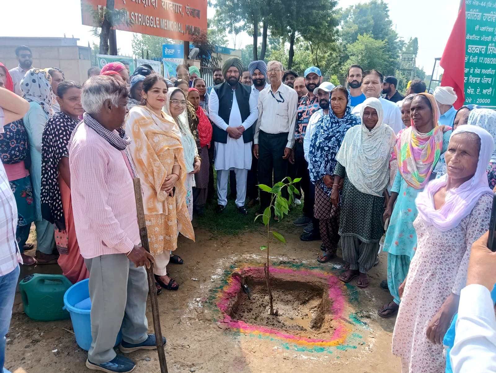 कैबिनेट मंत्री ने राष्ट्रीय राजमार्ग के किनारे पौधे लगाने के अभियान की शुरुआत की