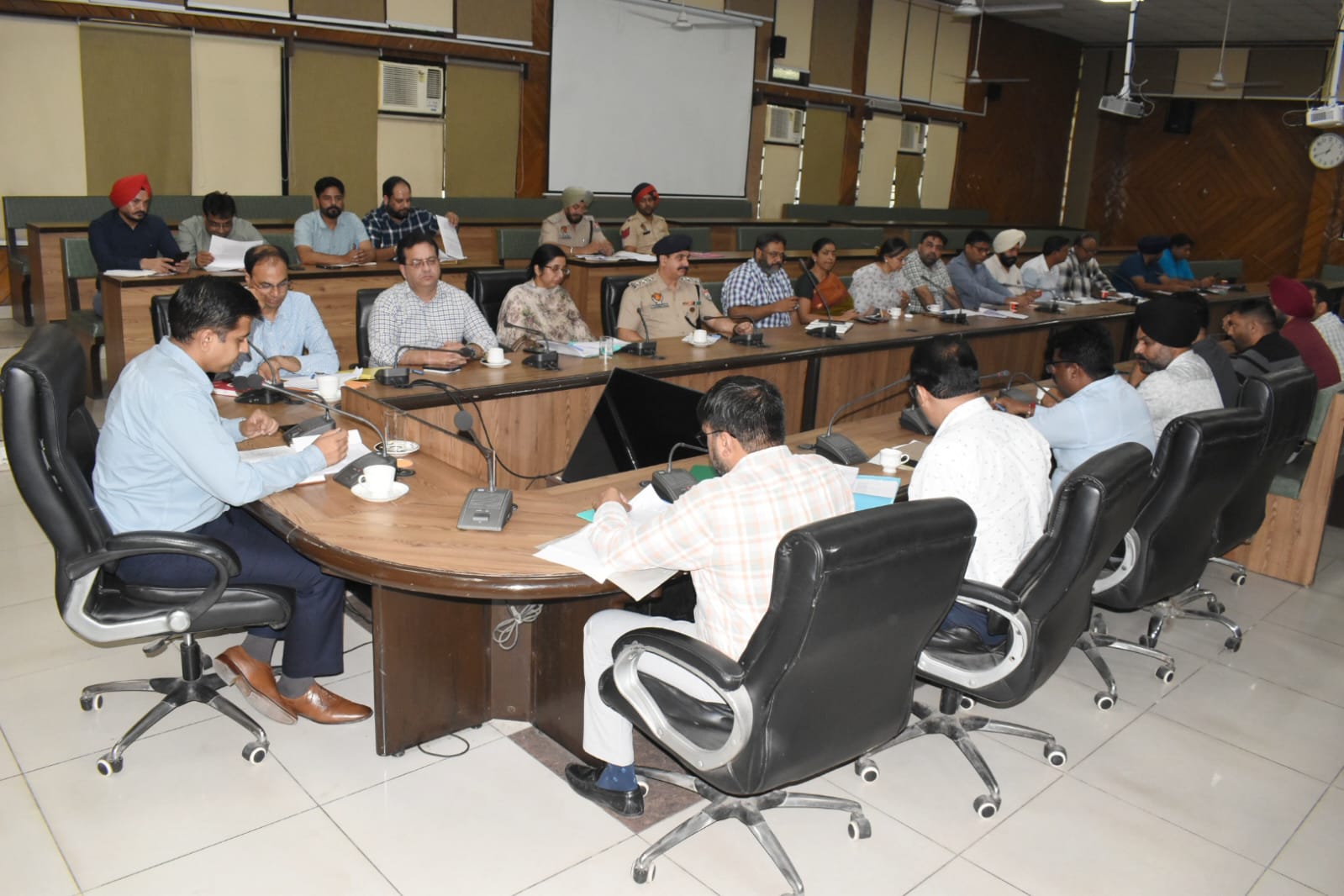 डिप्टी कमिश्नर ने अधिकारियों को उद्योगों को पेश मामलों का हल पहल के आधार पर करने के दिए आदेश