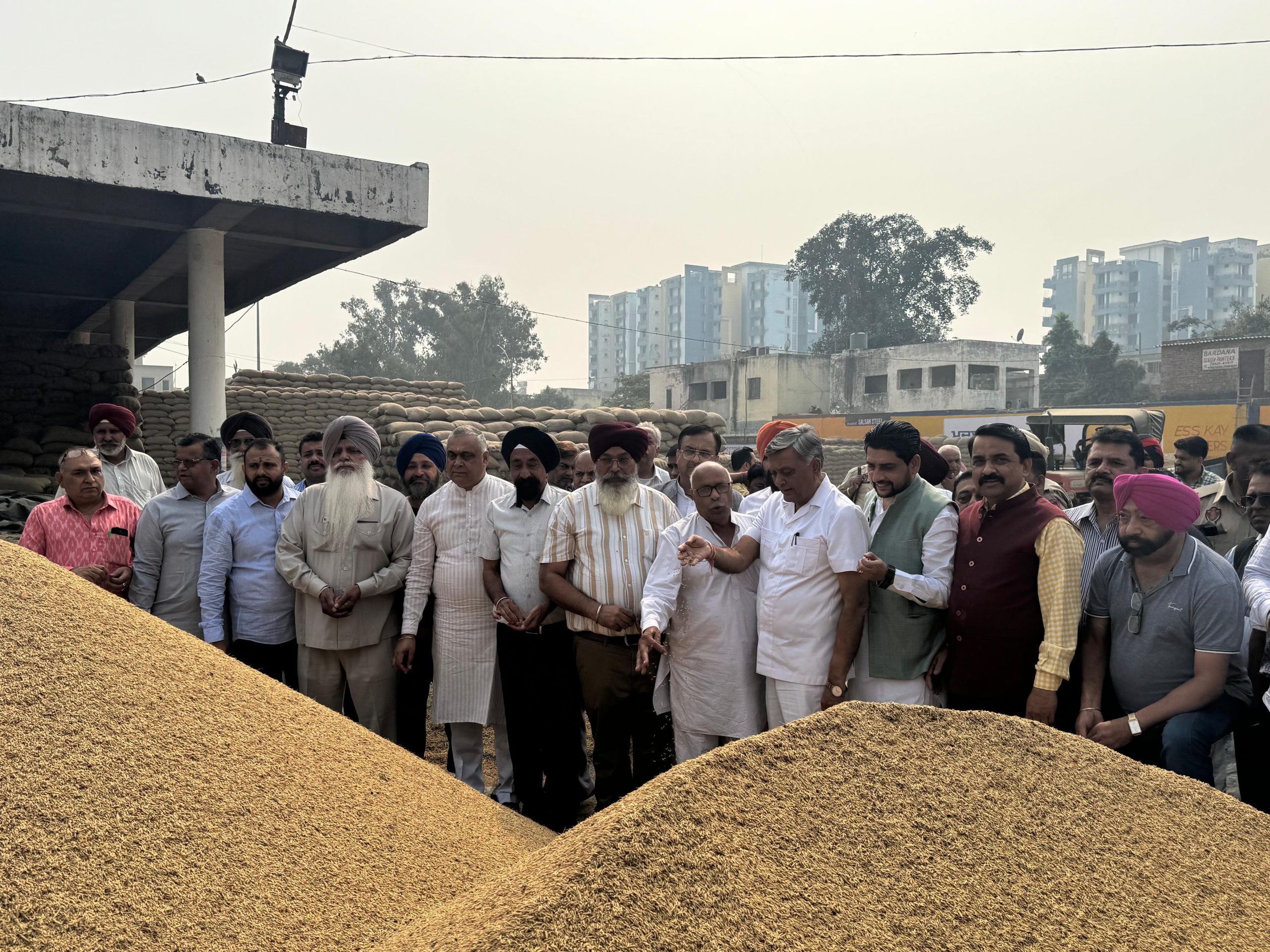 पंजाब सरकारी की गलती के चलते जालंधर मे धान की साढ़े पांच लाख बोरी की लिफ्टिंग ना होने से किसान, आढ़ती मजदूर परेशान