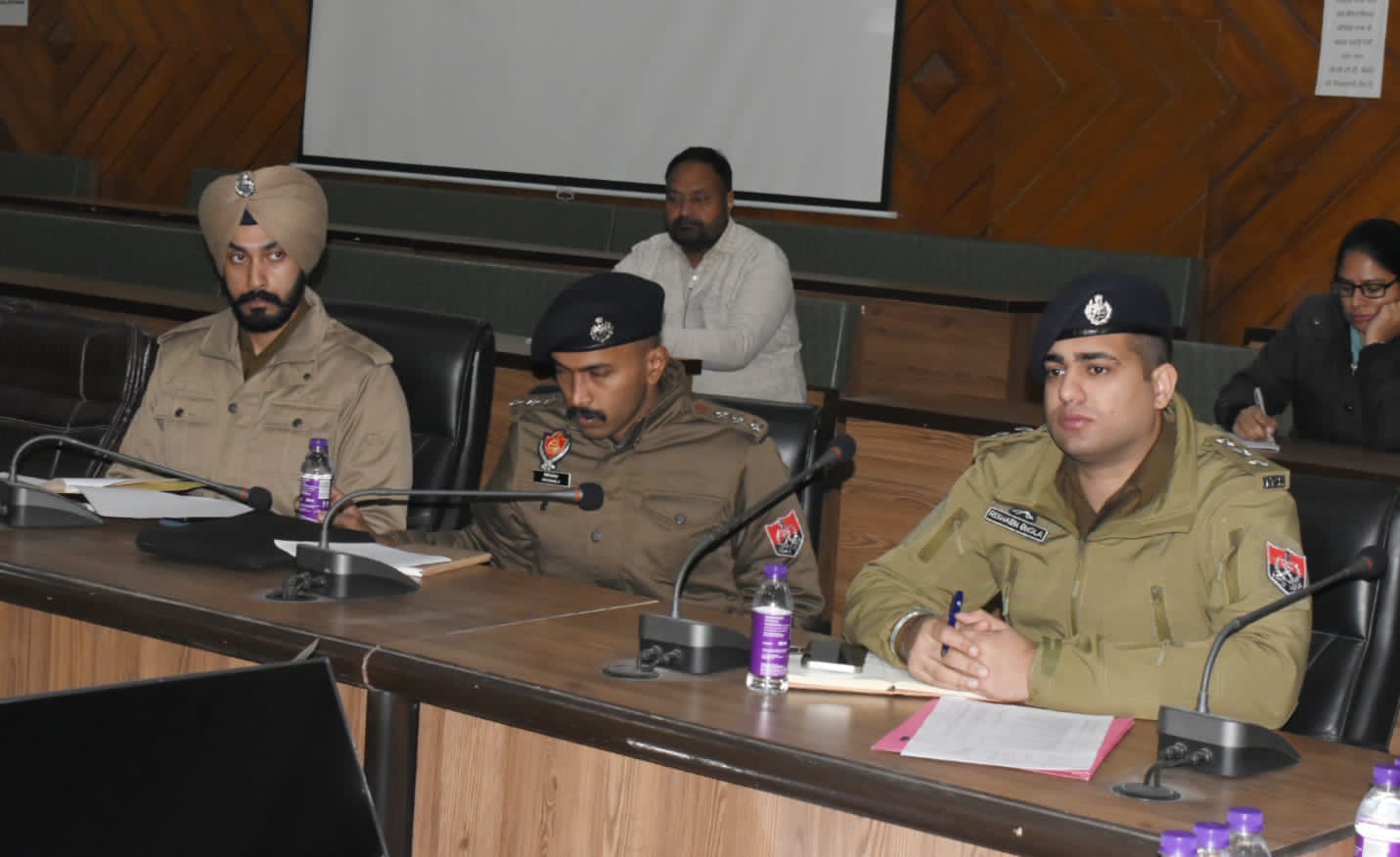 चुनाव आब्जर्वर ने चुनाव प्रबंधों का लिया जायज़ा